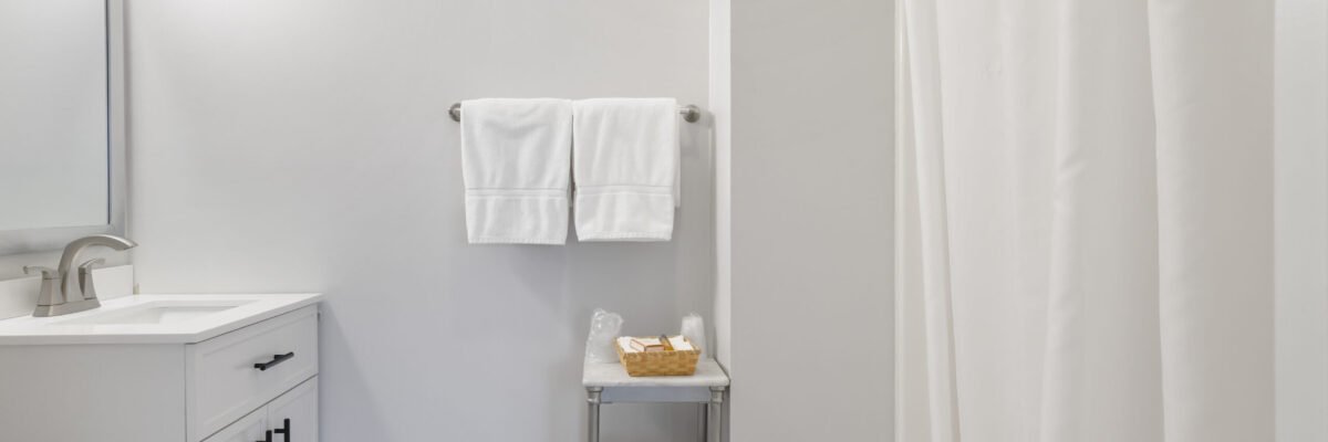 East Shore Lodging - Two Queen Beds - Bathroom