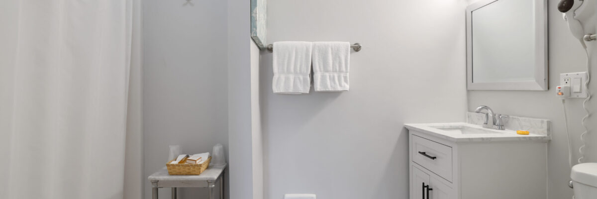 East Shore Lodging - Two Queen Beds - Bathroom