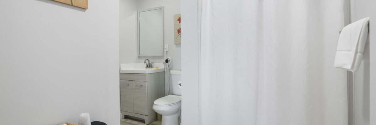 East Shore Lodging - One Queen Bed